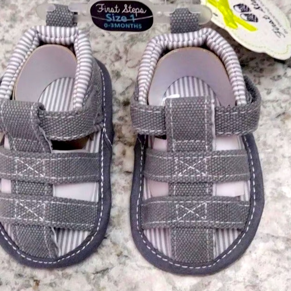 STEPPING STONES SOFT BOTTOM
VELCRO STRAP SHOES FOR BABY BOYS
GRAY SIZE:2(3-6M)